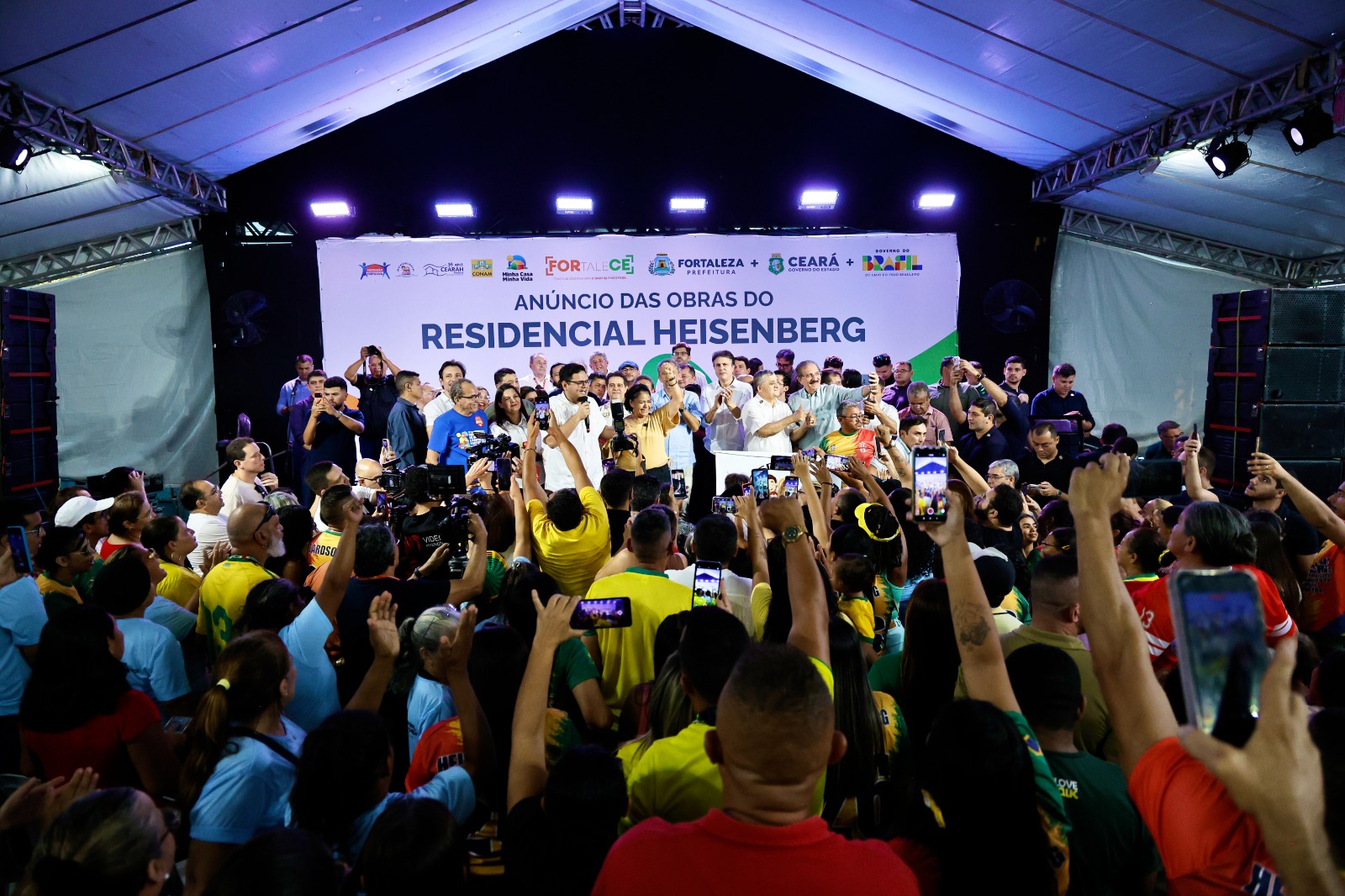 grupo de pessoas posa para a foto